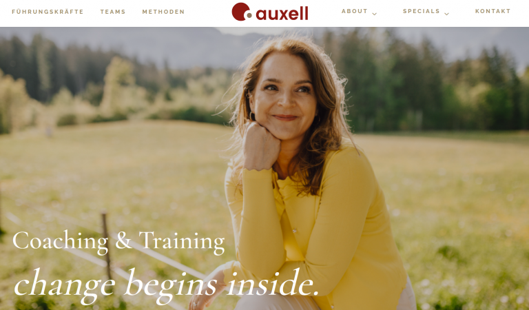 Headerfoto Auxell Website auf dem die Inhaberin Tanja Rug in Naturumgebung zu sehen ist