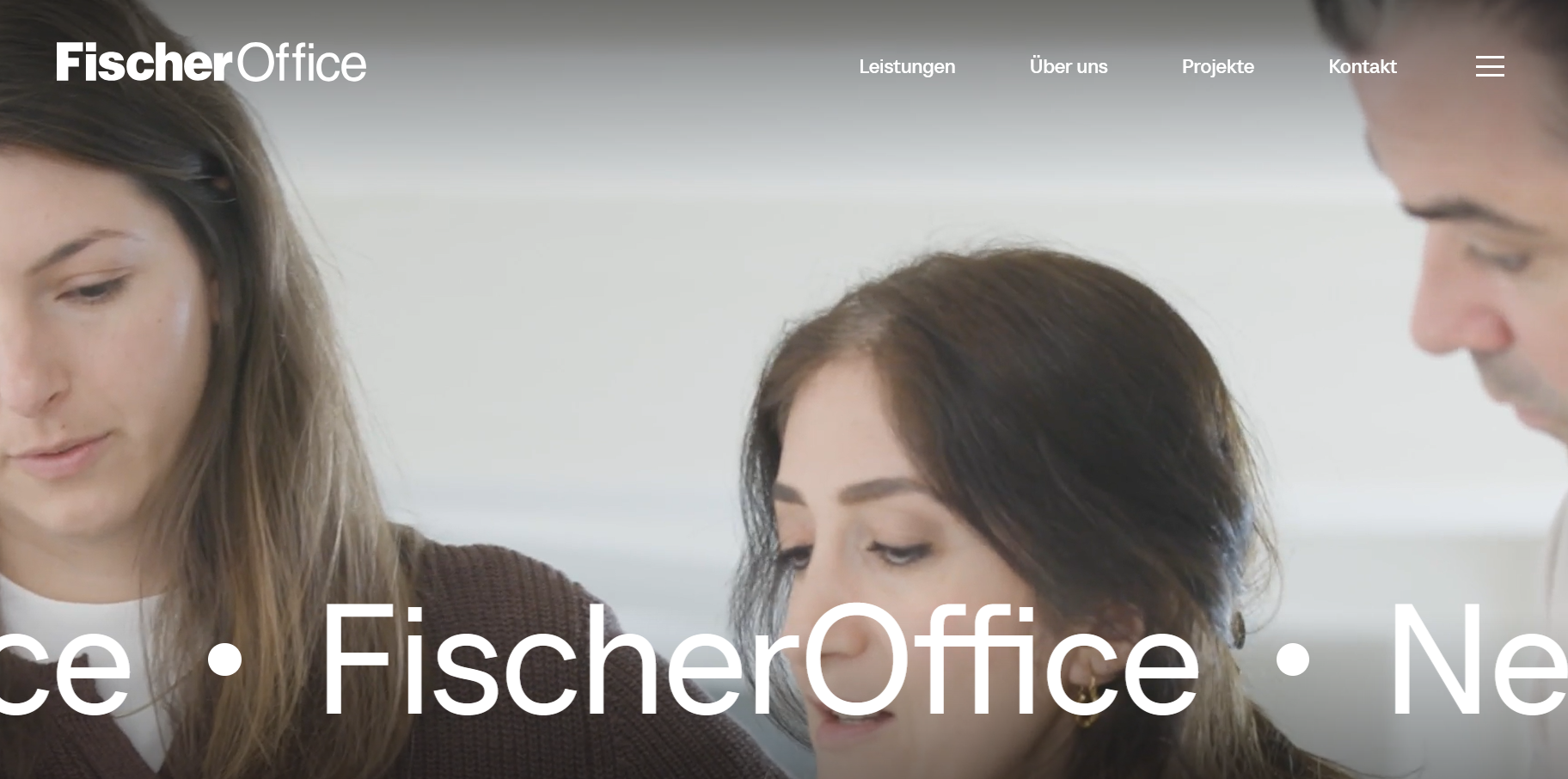 Header FischerOffice Website auf dem 3 Mitarbeiter zu sehen sind