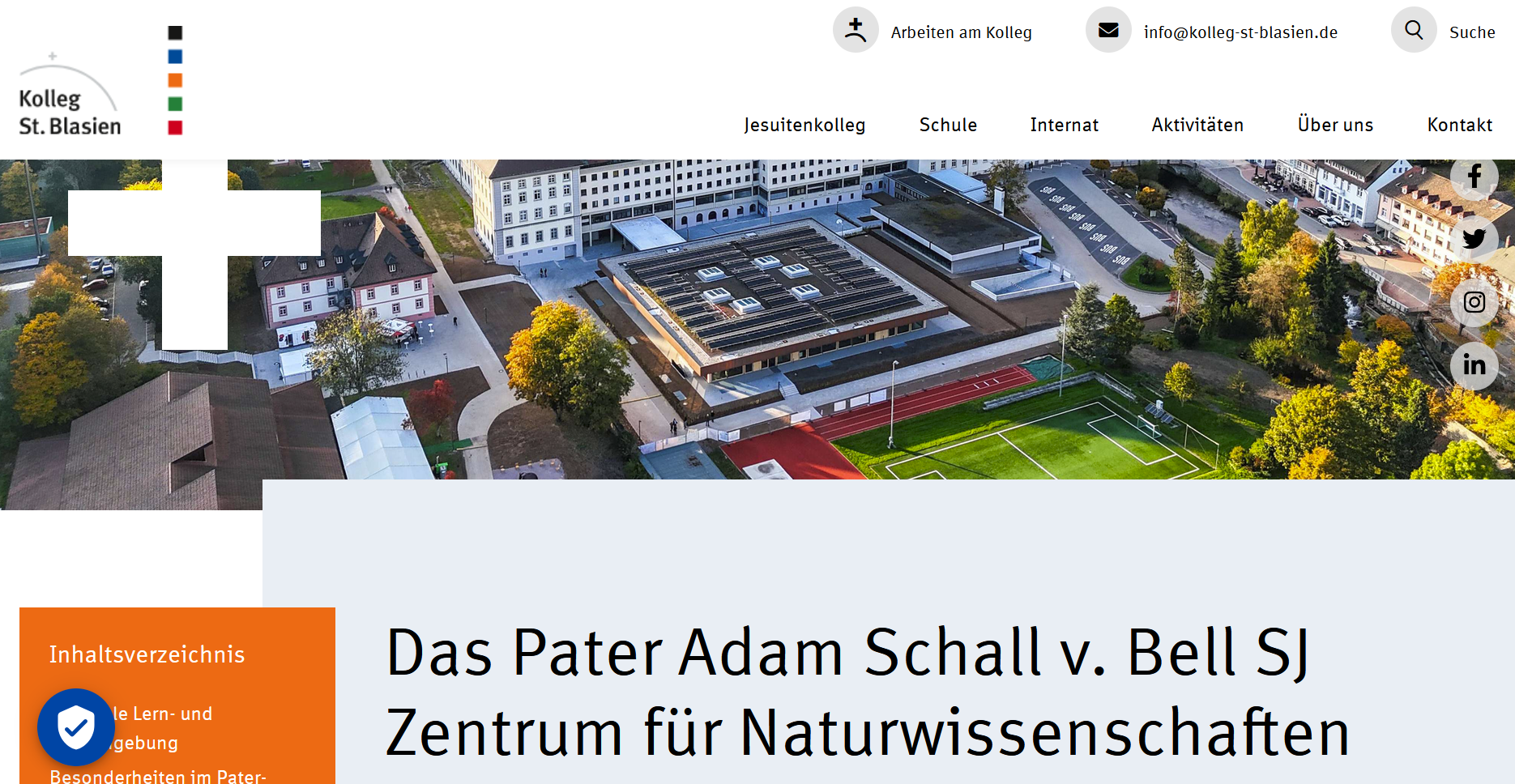Header Landingpage Naturwissenschaftliches Zentrum, das auch von oben im Kontext der Schulanlage zu sehen ist.